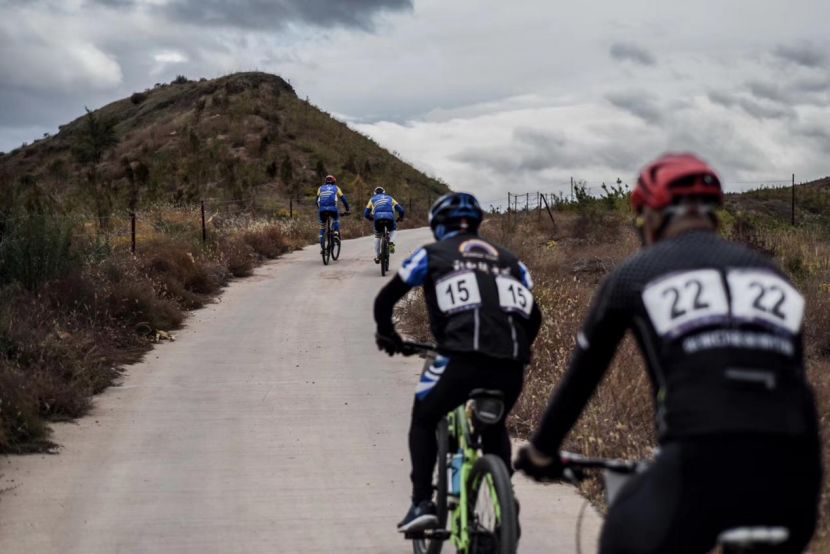 自行车xc赛道_自行车赛道需要戴头盔吗_自行车赛道宣传标识