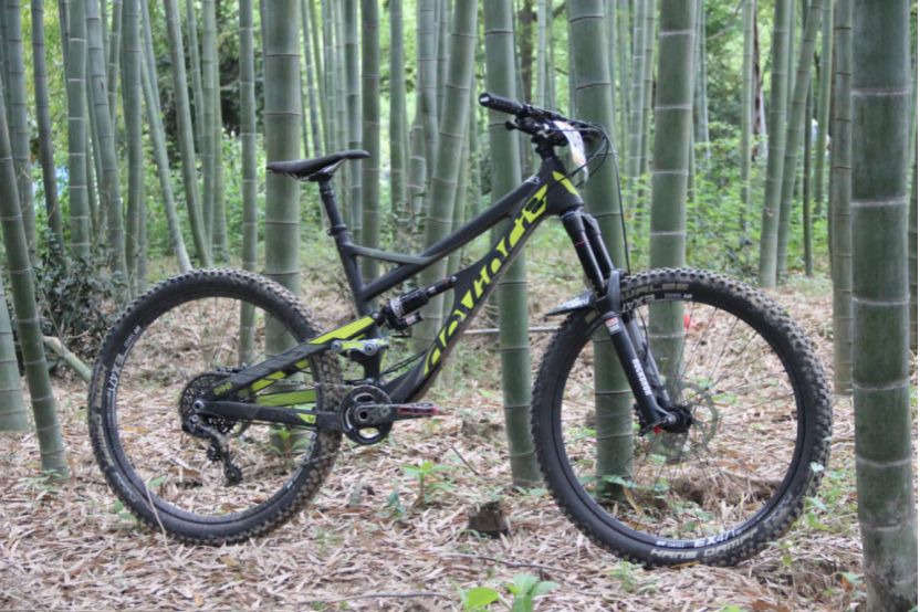 自行车赛道需要戴头盔吗_自行车xc赛道_自行车赛道宣传标识