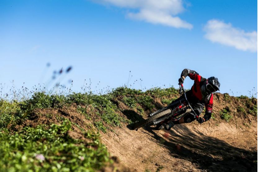 自行车赛道宣传标识_自行车赛道需要戴头盔吗_自行车xc赛道