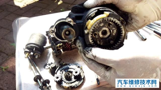 起动机是怎么工作的?起动机如何带动发动机的?