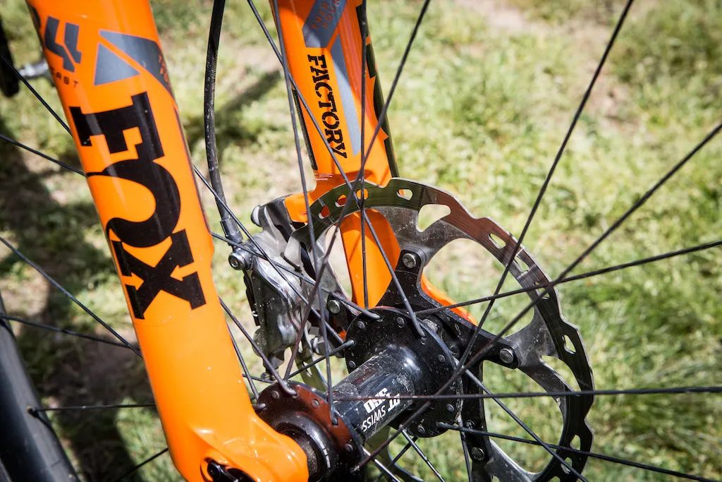 自行车前叉安装_自行车前叉安装视频教程_自行车安装前叉线怎么摆放