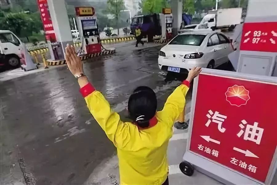 加油正确打火机方法视频_加油正确打火机方法图解_打火机加油正确方法