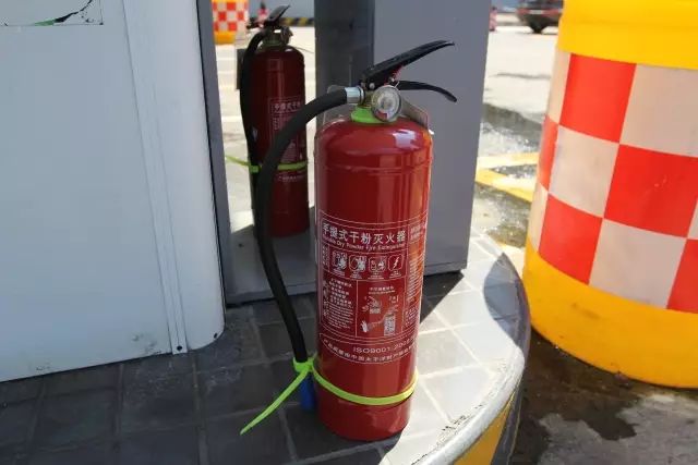 加油正确打火机方法图解_加油的打火机怎么用_打火机加油正确方法