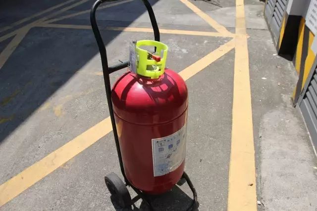 打火机加油正确方法_加油的打火机怎么用_加油正确打火机方法图解