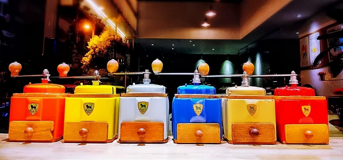 星空体育app官方下载 大叔与姜戈的复古浪漫，年轻人不懂