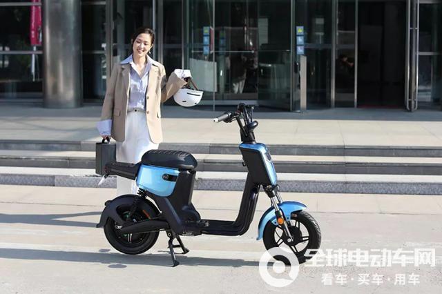 星空综合体育app下载 爱玛AM1电动车上市，博世电机配大锂电，续航80km，可以上牌！