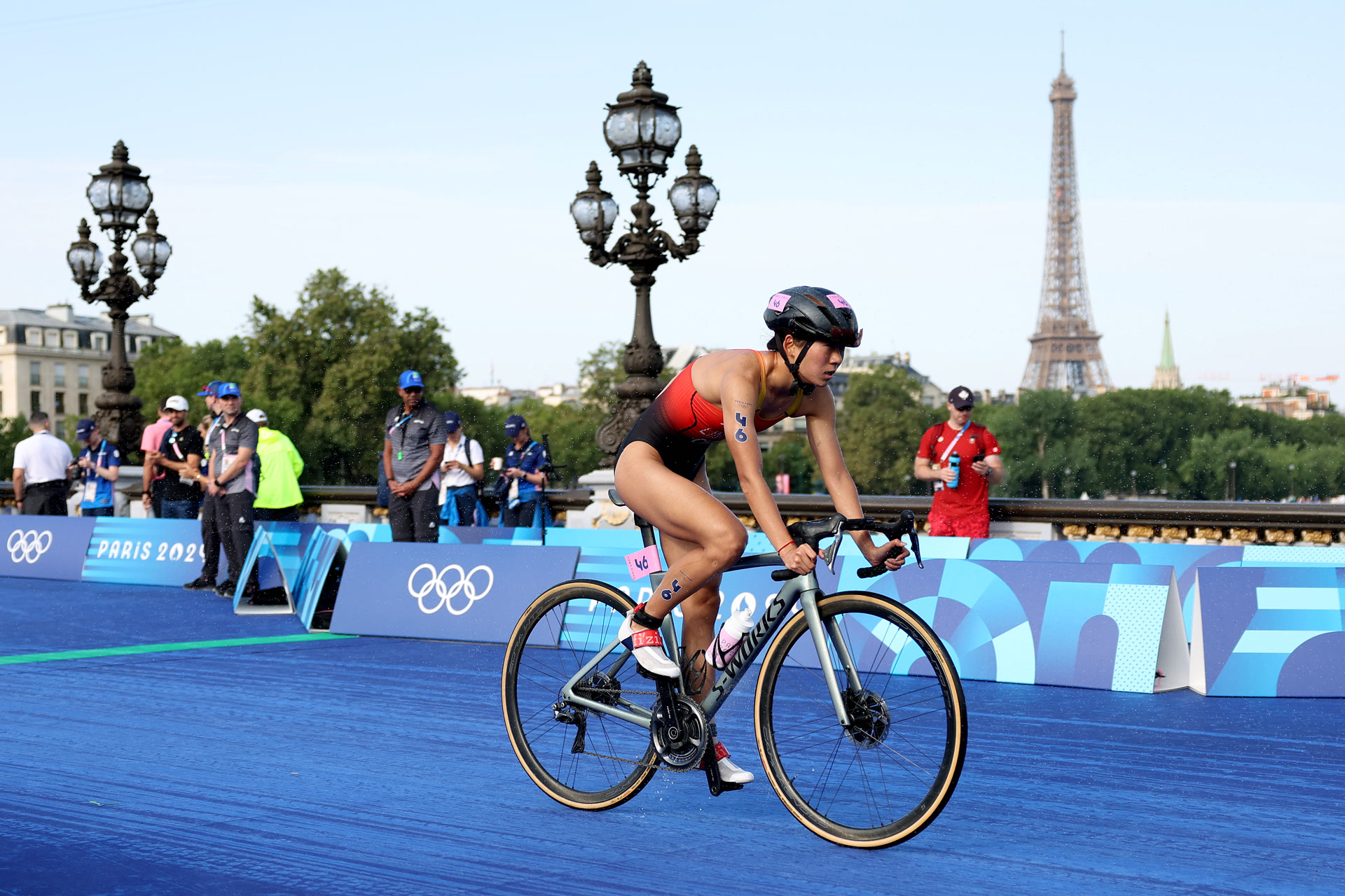 自行车女子运动员_骑自行车的女运动员_女自行车运动员