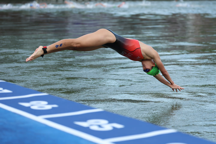 骑自行车的女运动员_自行车女子运动员_女自行车运动员