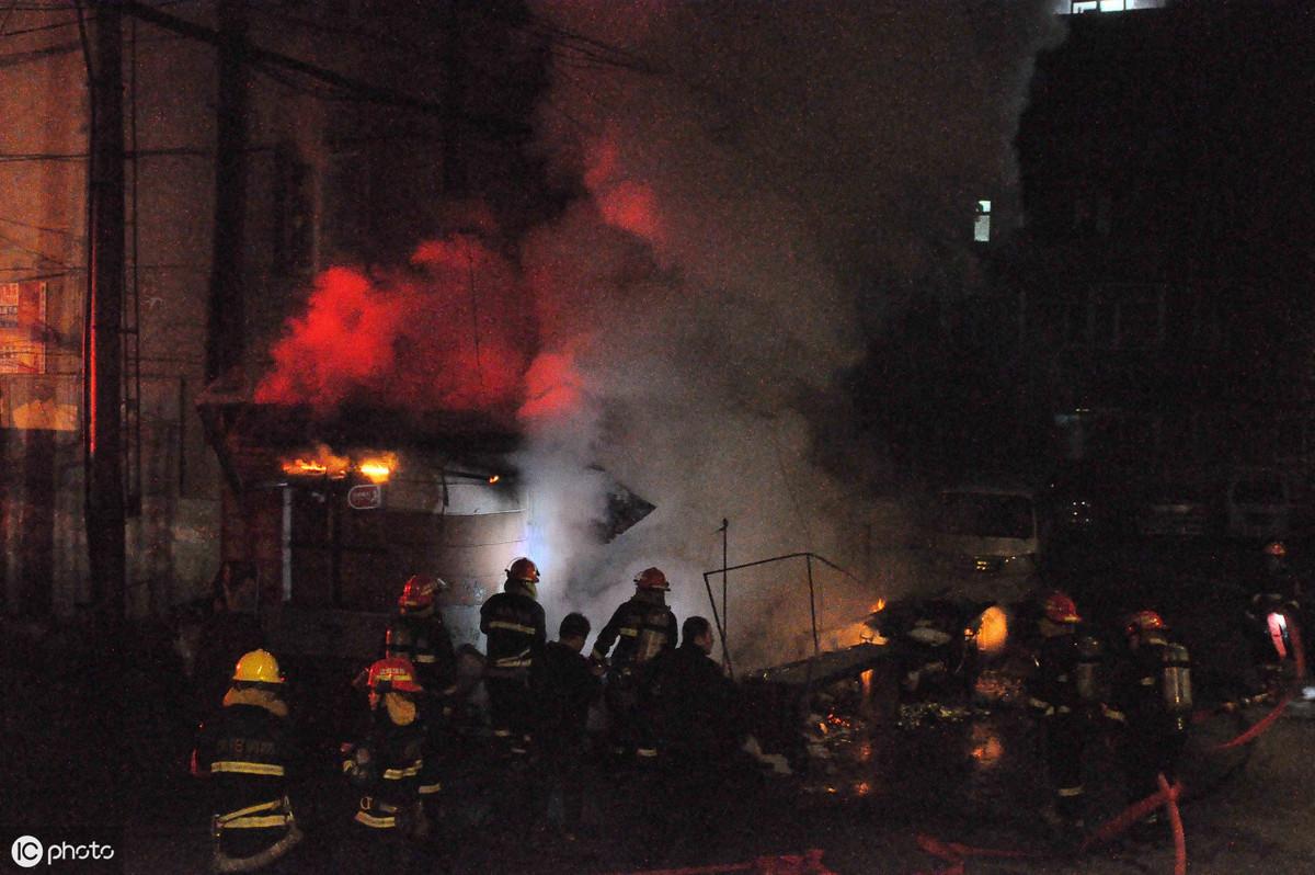 绿源电动车广告宣传车_绿源电动车电视广告_绿源电动车led屏广告语