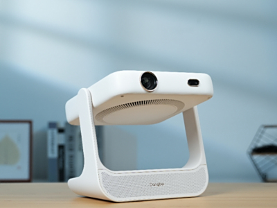 智能投影机同样能成为打造创意桌面布局的得力助手，当贝D6X Pro智能投影机产品评测即将呈现。