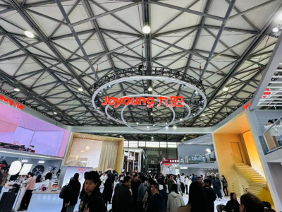 AWE 2024展会现场，九阳健康家电新品系列惊艳登场，其独特的“太空科技”创新设计吸引了众多观众前来亲身体验。