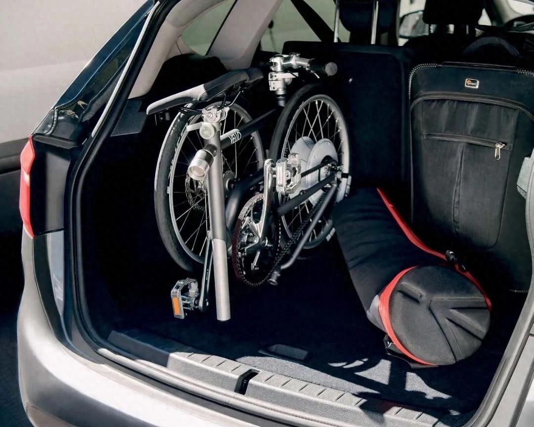 星空体育官方网站 折叠自行车常因稳定性受诟病，为何在城市交通拥堵中却越来越火？