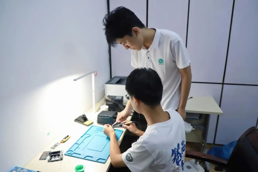 武汉大学智能车队 第十九届全国大学生智能汽车竞赛 武汉大学智能车队获奖情况_恩智浦智能车大赛报道