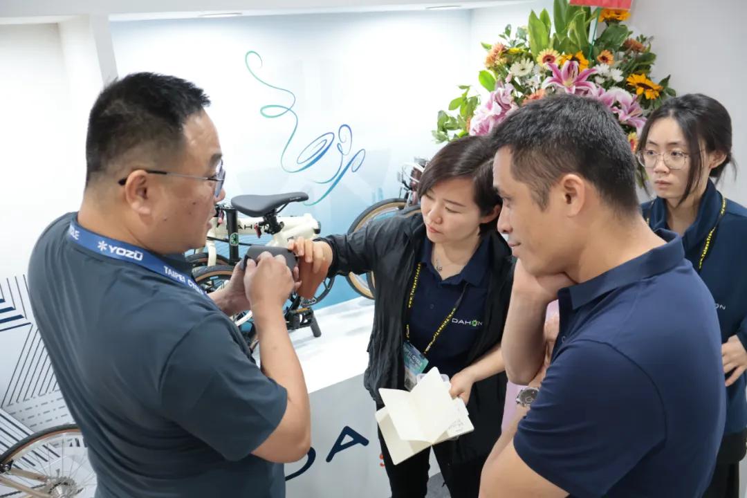 美国大行折叠车专卖店怎么样_2025台北国际自行车展 DAHON大行快车道技术_DAHON大行Vélodon A4公路车