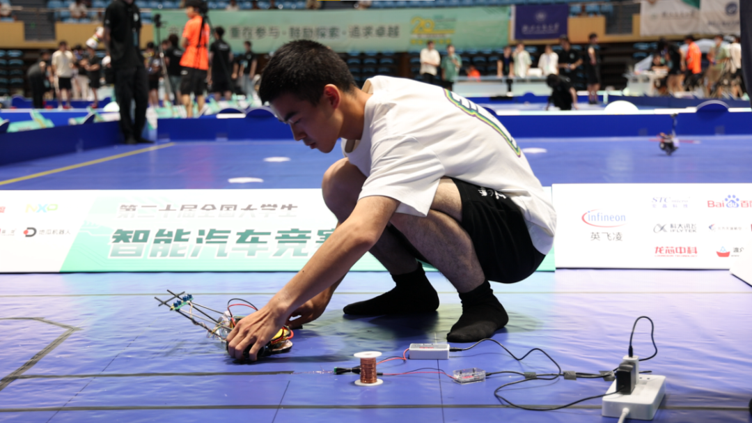 恩智浦智能车大赛报道_全国大学生智能汽车竞赛_强军战车团队