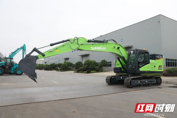 山河挖掘作业智能提车机怎么用_山河智能挖掘机提车作业_山河智能挖掘机价格查询