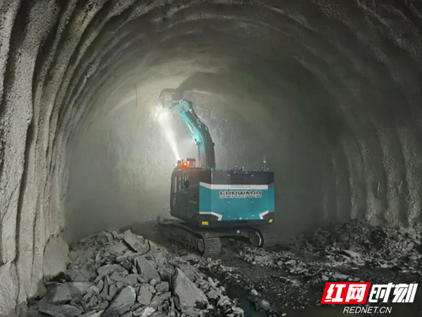 山河挖掘作业智能提车机怎么用_山河智能挖掘机提车作业_山河智能挖掘机价格查询