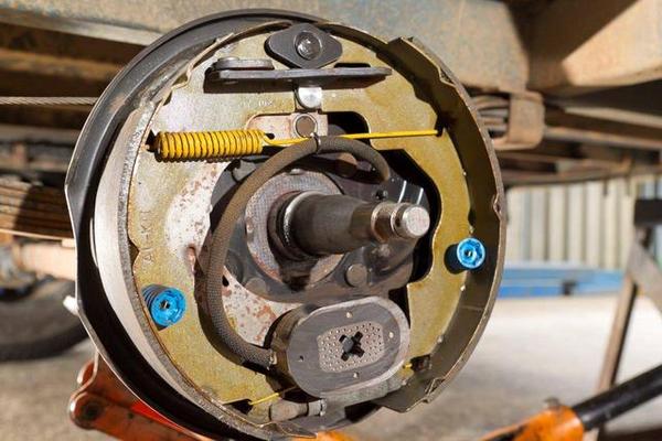 小车碟刹好还是鼓刹好_盘式刹车与鼓式刹车的区别_碟刹散热优势分析