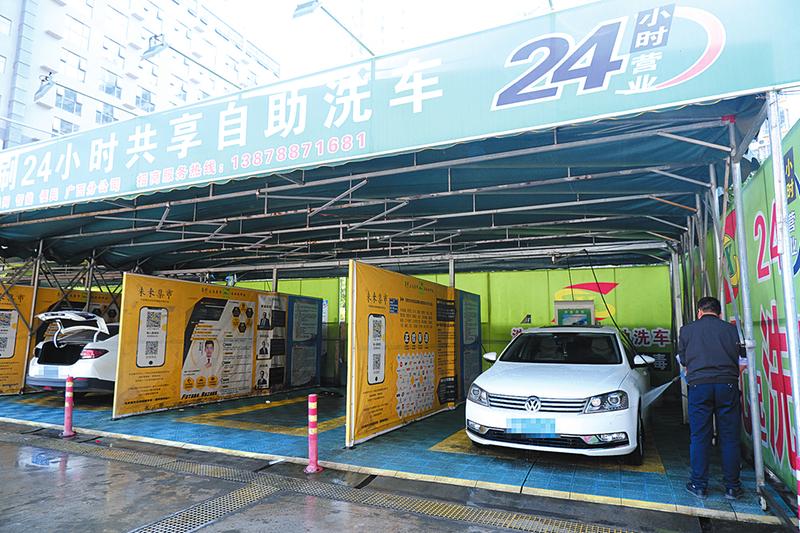 星空·体育中国官方网 一边是方便省钱还节水，一边是噪声扰民占场地 自助洗车 有人欢喜有人忧