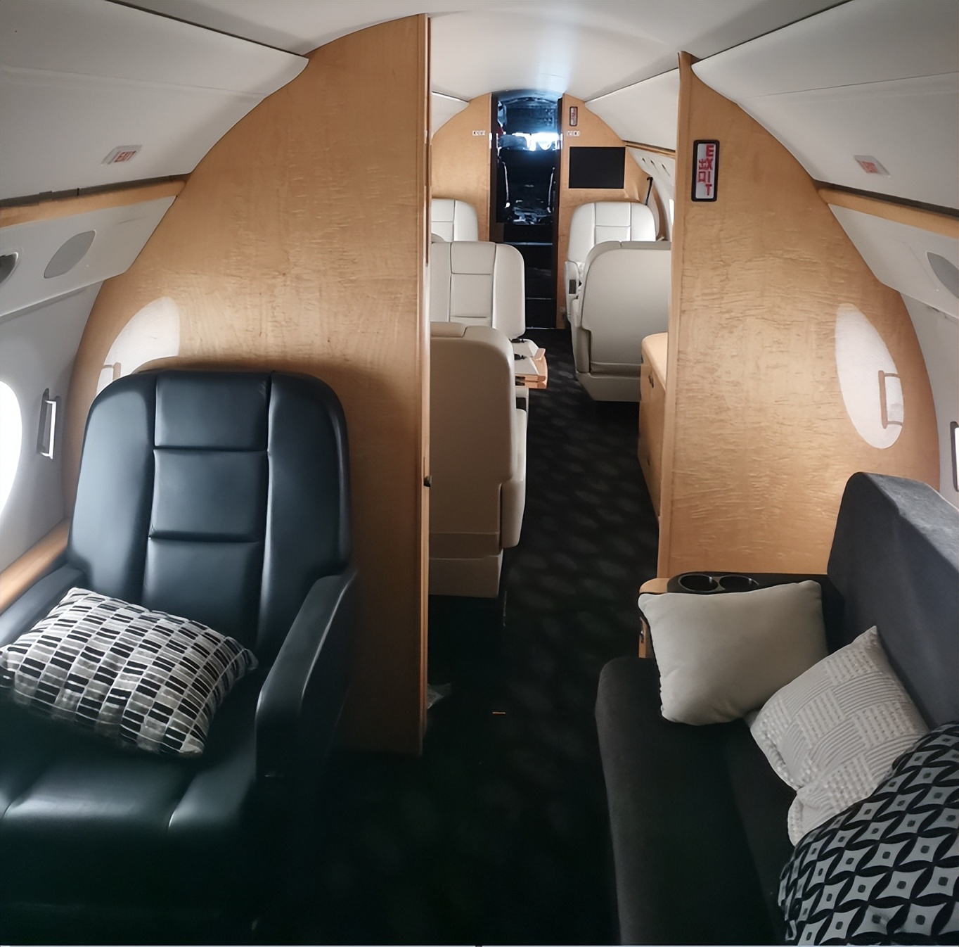  豪华公务机白菜价 _湾流G-450号公务机司法拍卖 _湾流450型公务机价格