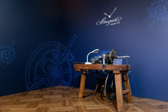 展览现场陈列的古董手工雕刻机