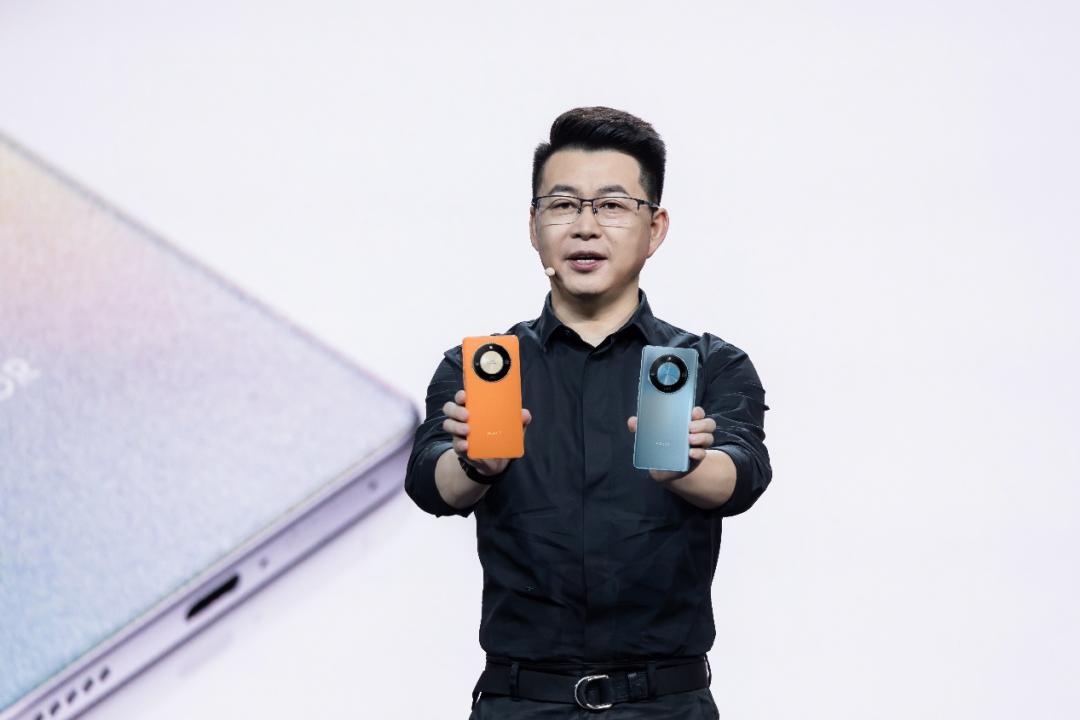 星空综合体育app下载 十面抗摔 荣耀冲出“八角笼”