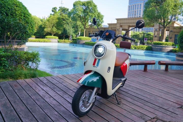 星空综合体育app下载 电动车紧急制动，先捏前刹还是后刹？怎么刹车安全有效？