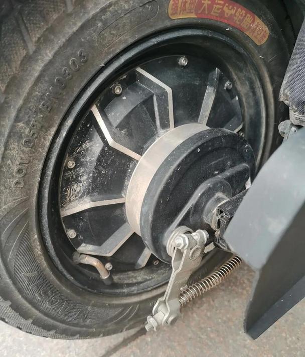 电动车刹车系统碟刹与鼓刹_电动车鼓刹图片_电动车前碟后鼓原因
