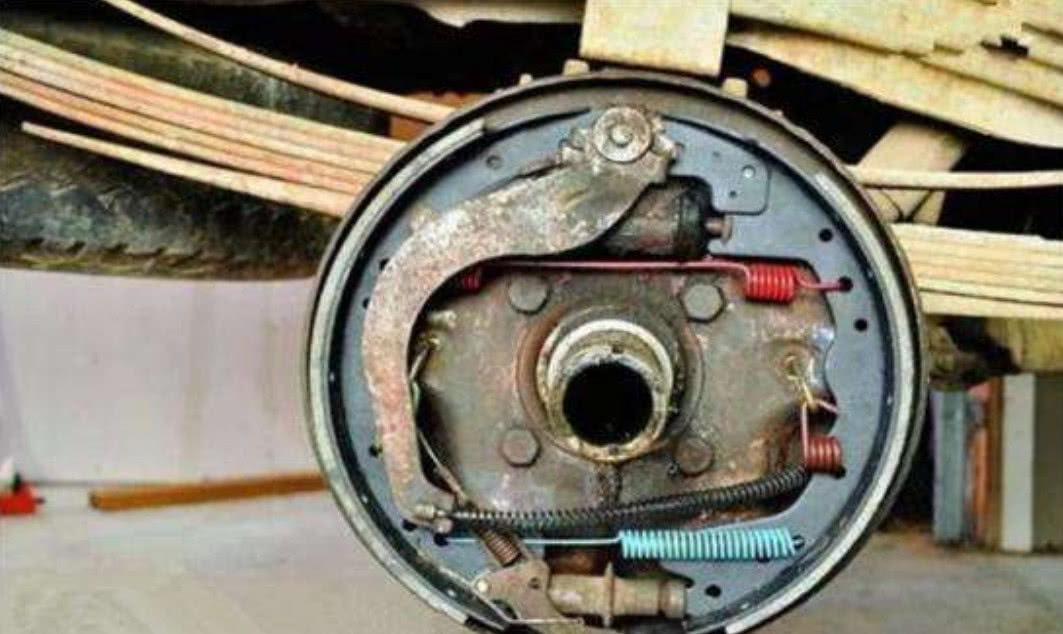 碟刹比鼓刹更强吗？为啥私家车追求碟刹，可大货车却只用鼓刹​