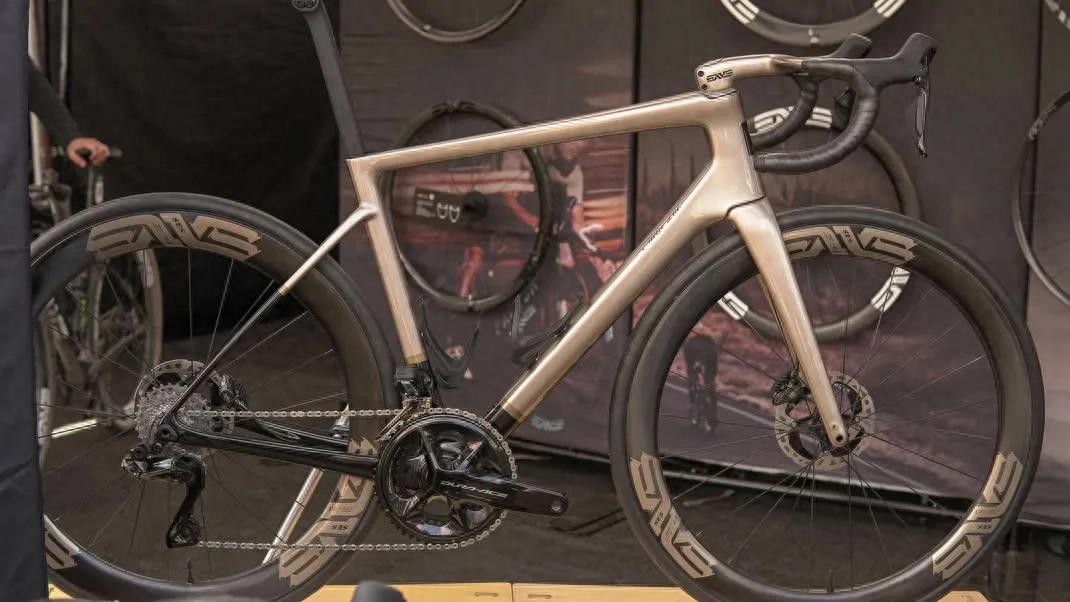 星空体育app官方下载 海獭展神级装备大赏！ENVE 限量公路车 + MAAP 联名战靴 + 碳纤维工具