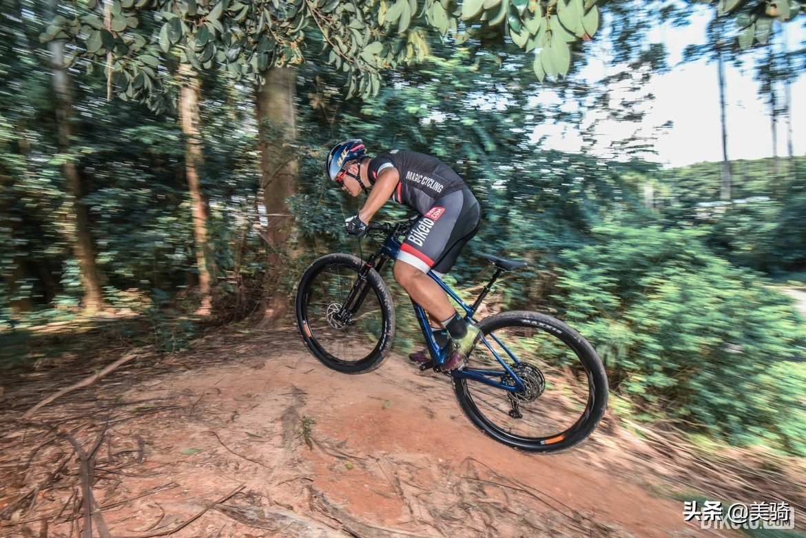 捷安特XTC系列硬尾山地车性能分析_捷安特XTC Advanced SL 29 1评测_2025款捷安特750 白色