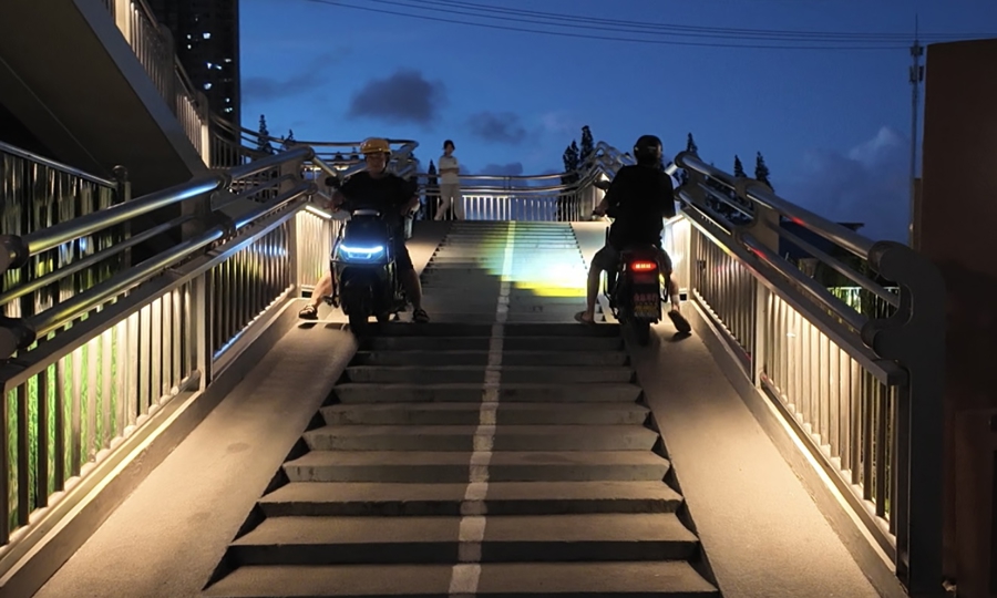 骑行者行人天桥冲突_电动自行车天桥通行规定_浦东滨江自行车道