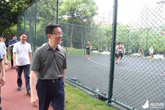 星空·综合体育官网入口 韩正骑共享单车体验滨江骑行环境 与市民握手问好