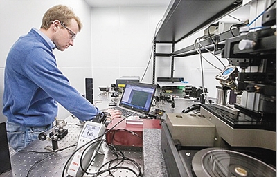 硬盘中有多张盘片_纳米结构玻璃光盘_超级稳定光存储技术