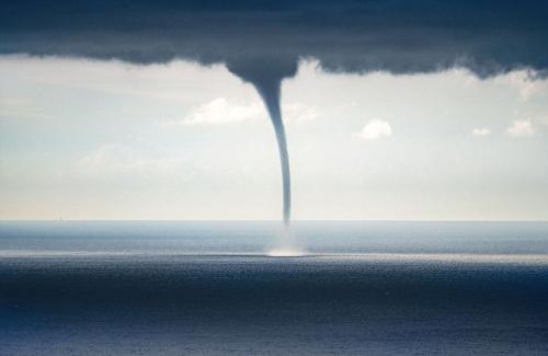 星空·综合体育官网入口 近来"龙吸水"现象频发，天降异象背后的真相是什么？
