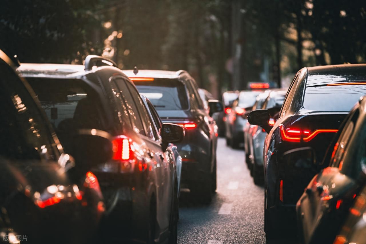 星空综合体育app下载 启动瞬间“吱吱”声不断？资深维修工：不看这几点，小心半路抛锚