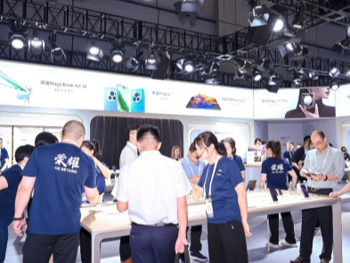 2024年，中国联通那些与之合作的伙伴们所参与的大会开始举行，荣耀品牌下的Magic V3这款产品，令人惊讶地展示出来 .