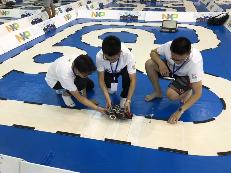 星空体育平台官网入口 图3 我校智能汽车竞赛团队在全国总决赛场外合影