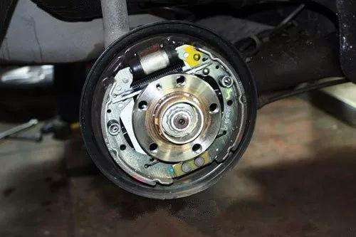 汽车制动系统_鼓刹原理_鼓式制动与盘式制动对比